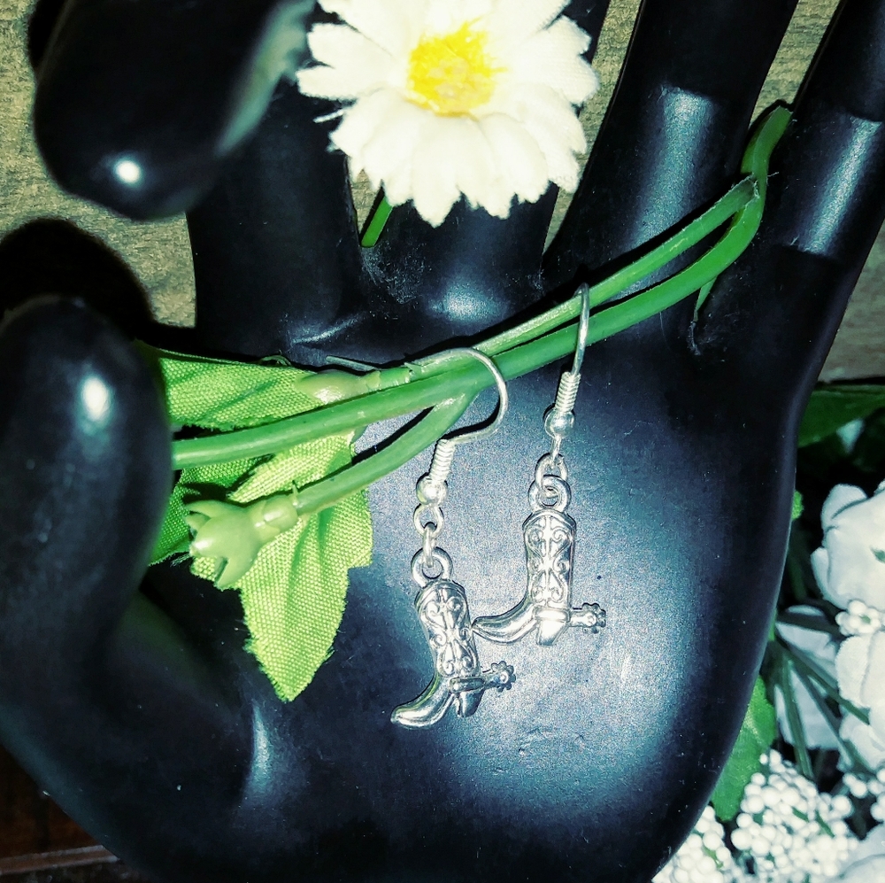 NWT-pewter earrings👢
